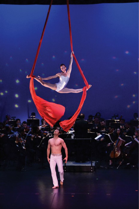 Cirque Holidays featuring Cirque de la Symphonie